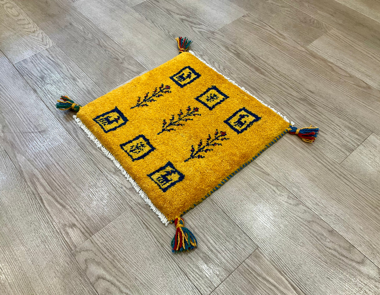 ギャッベ 43cm x 40cm Z2023