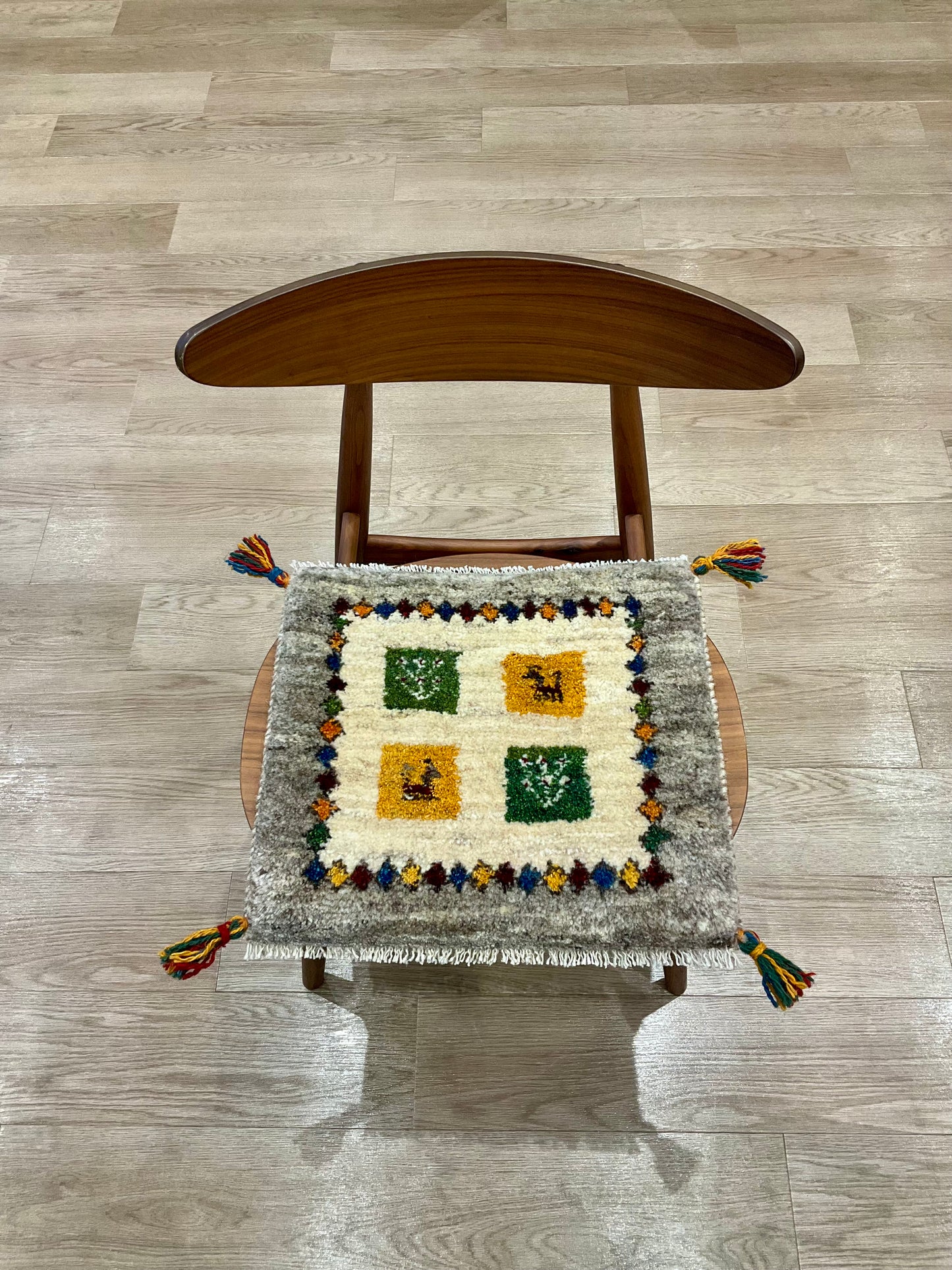 ギャッベ 43cm x 40cm Z1217