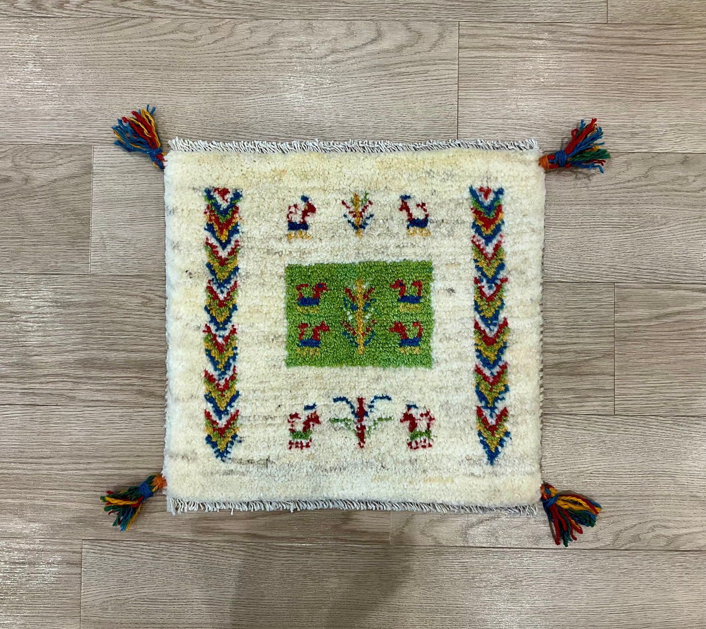 ギャッベ 43cm x 39cm Z1329