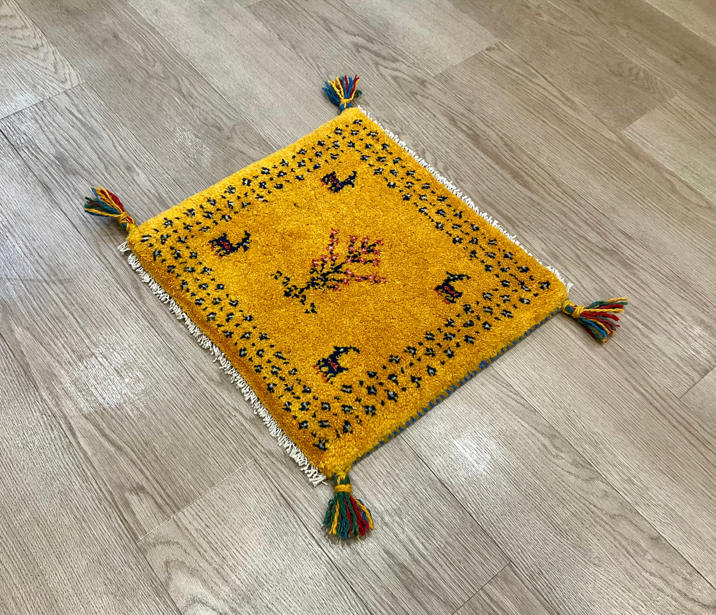 ギャッベ 43cm x 41cm Z1748