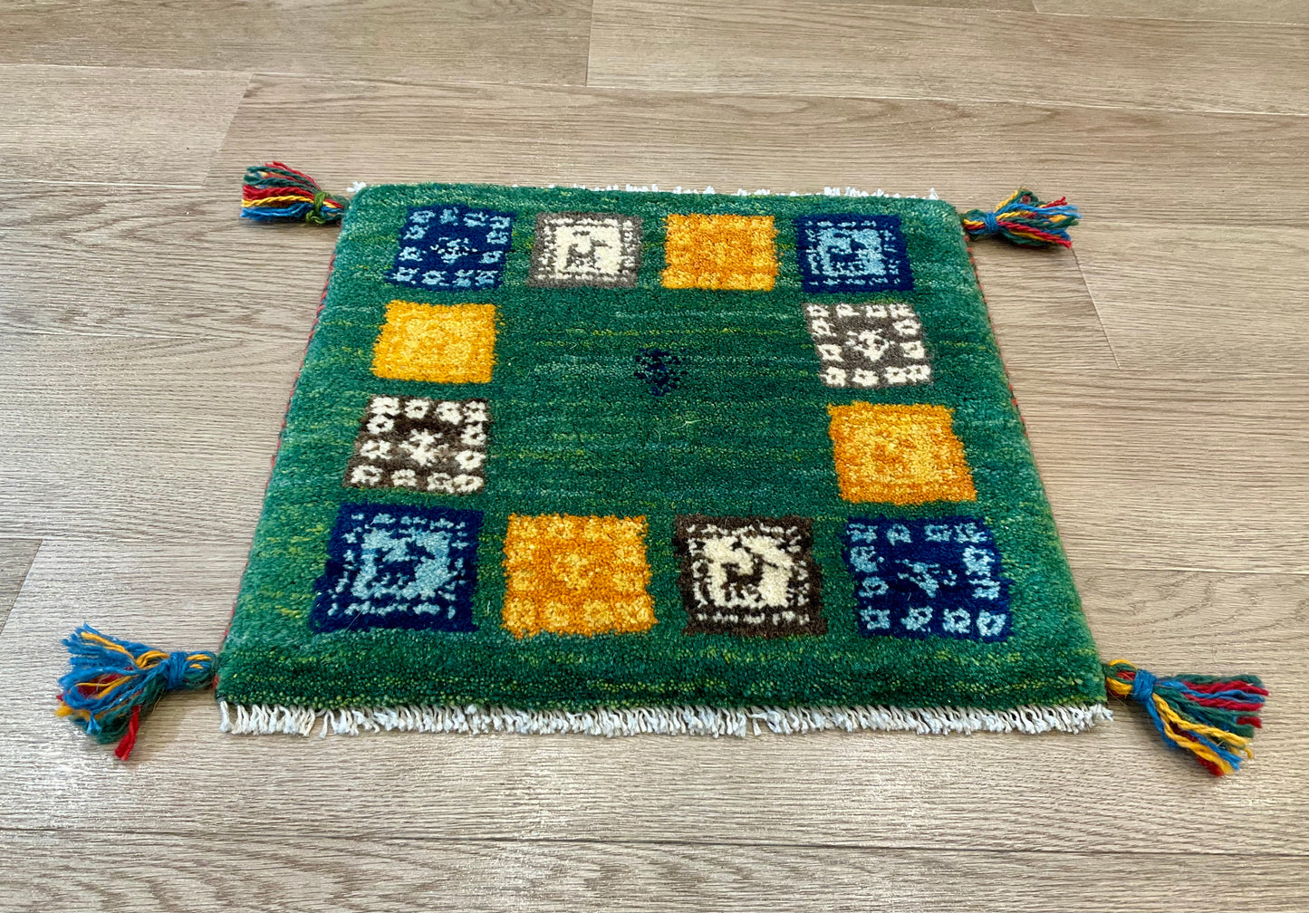 ギャッベ 42cm x 39cm Z875
