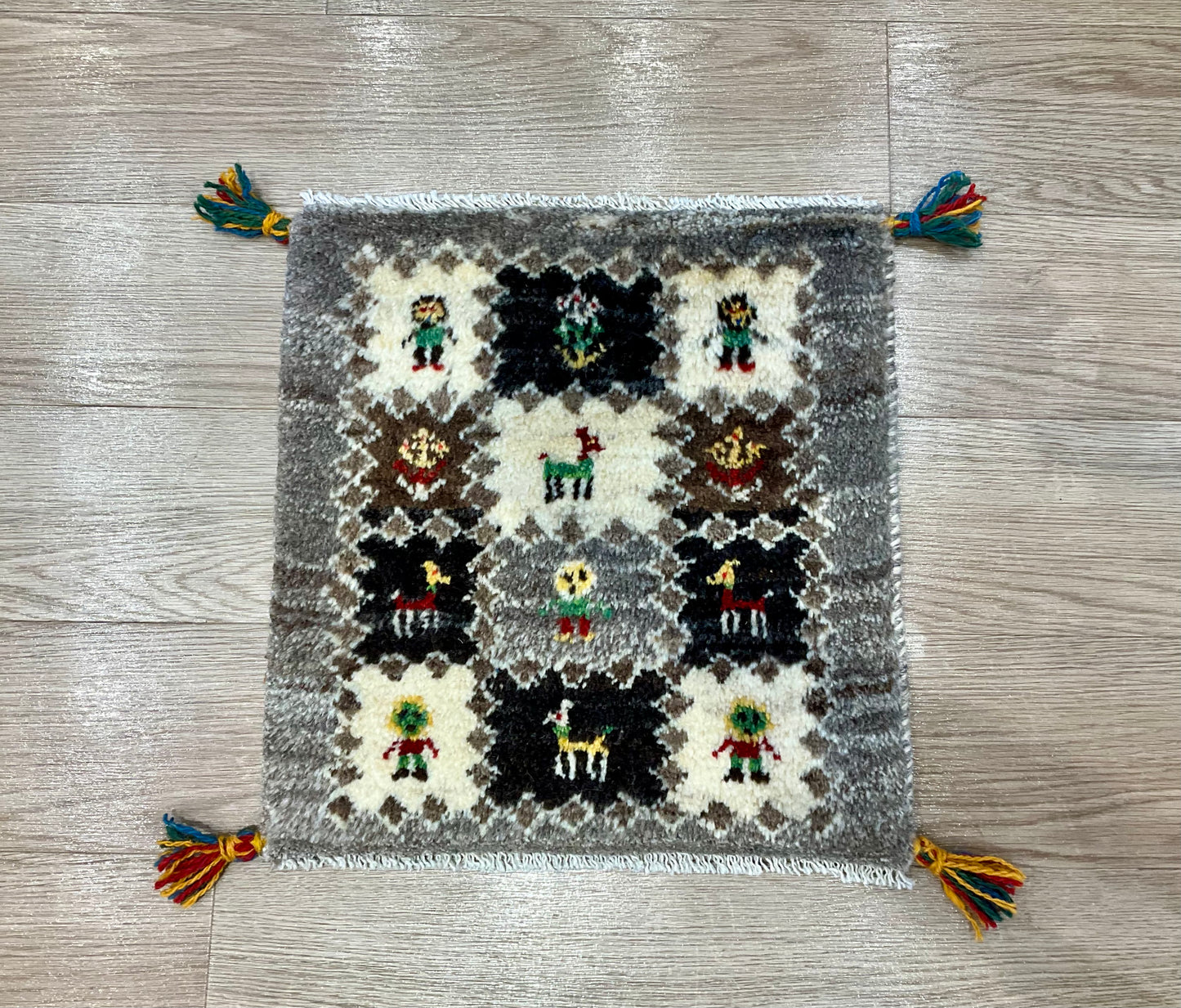 ギャッベ 44cm x 46cm Z1243