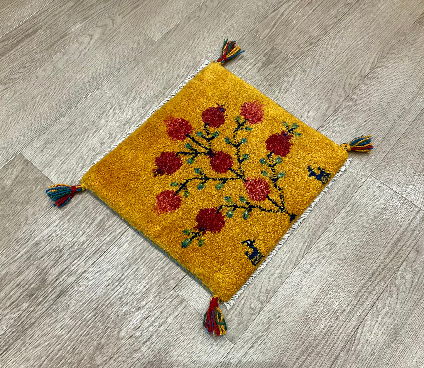 ギャッベ 43cm x 40cm Z1076