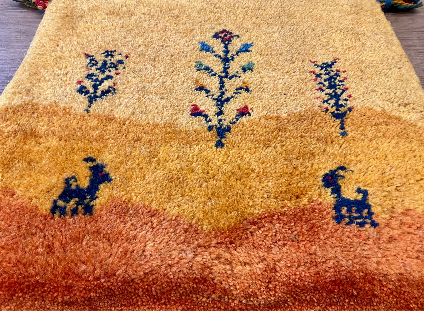 ギャッベ 43cm x 40cm Z1075