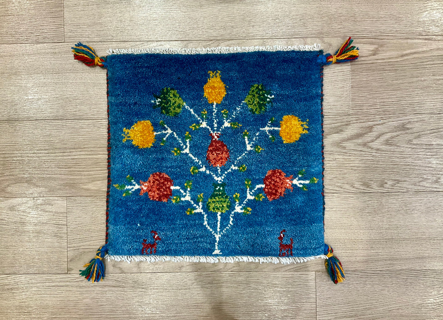 ギャッベ 42cm x 40cm Z1951