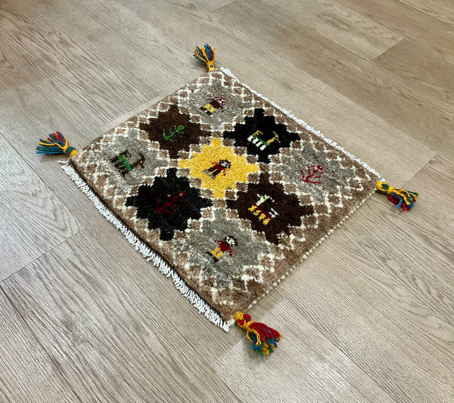 ギャッベ 43cm x 42cm Z1512