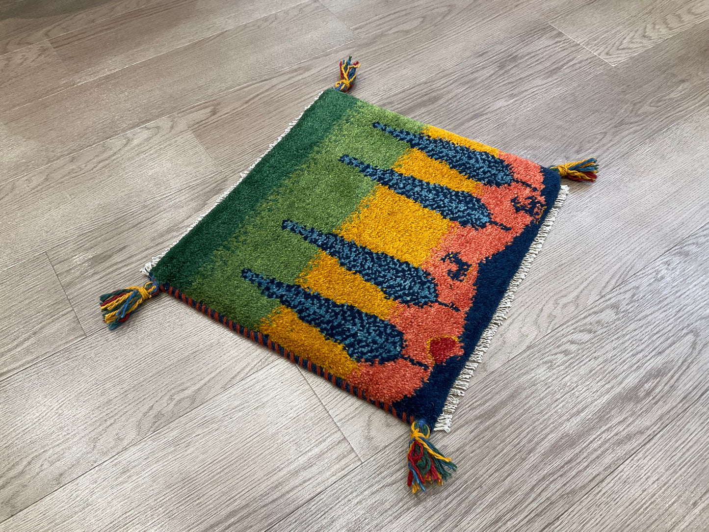 ギャッベ 43cm x 39cm Z854