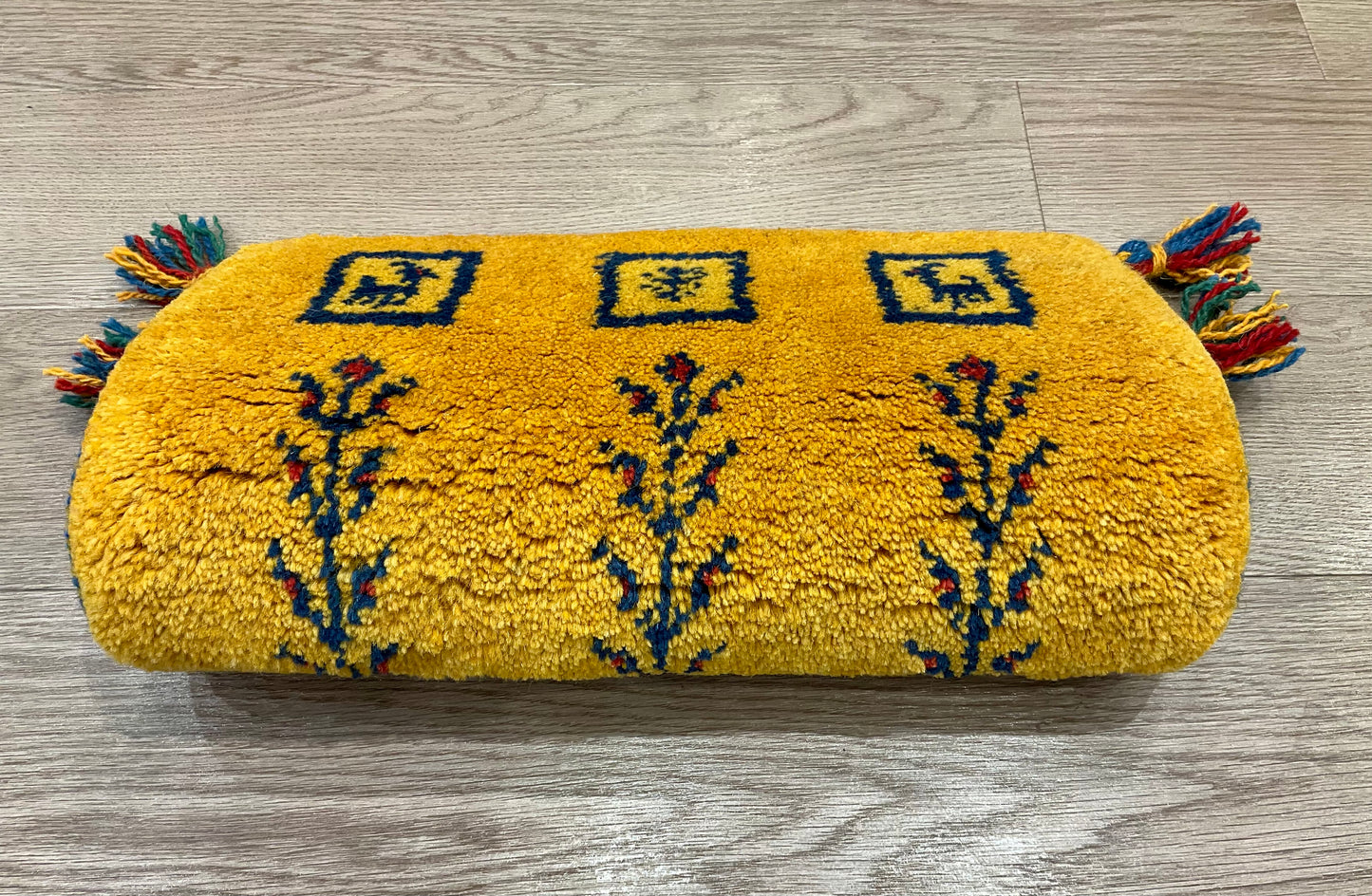 ギャッベ 43cm x 40cm Z2023