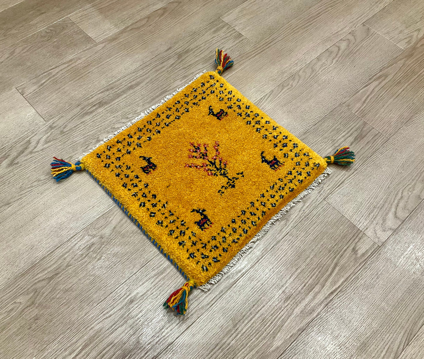 ギャッベ 43cm x 41cm Z1748