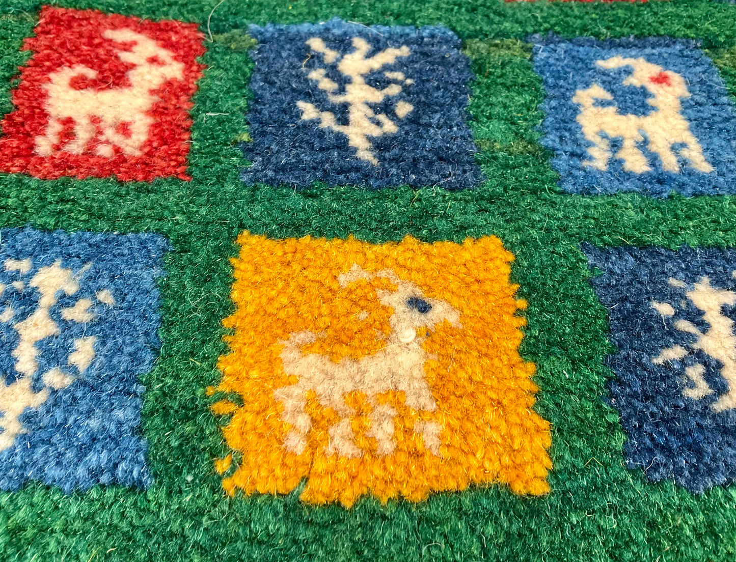 ギャッベ 42cm x 40cm Z1796