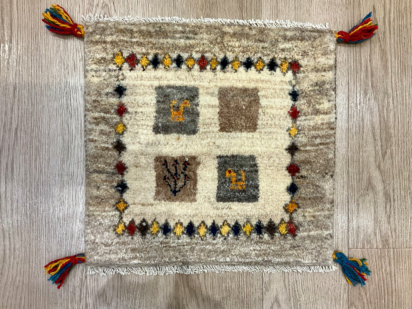 ギャッベ 43cm x 41cm T2044
