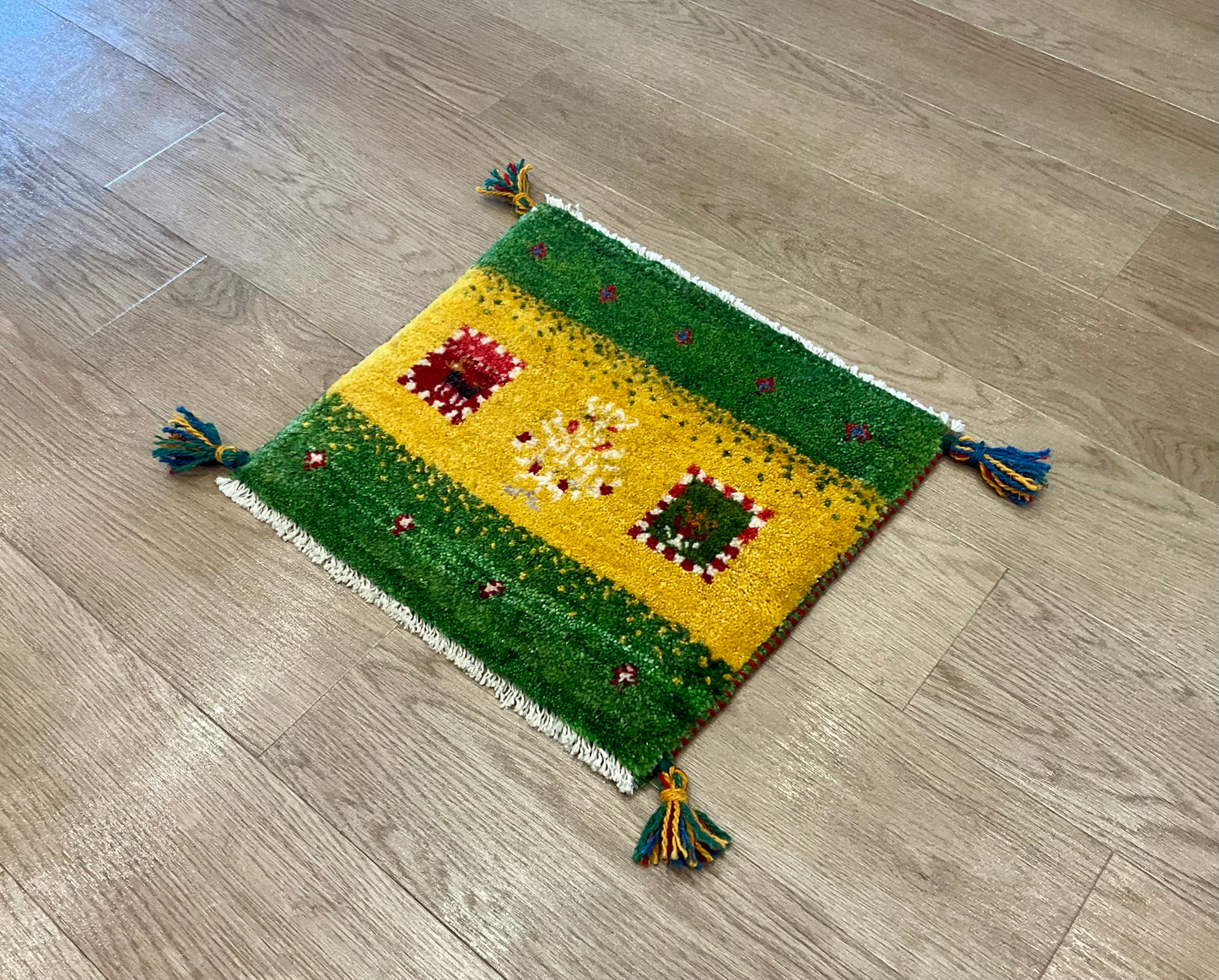 ギャッベ 44cm x 40cm Z1782