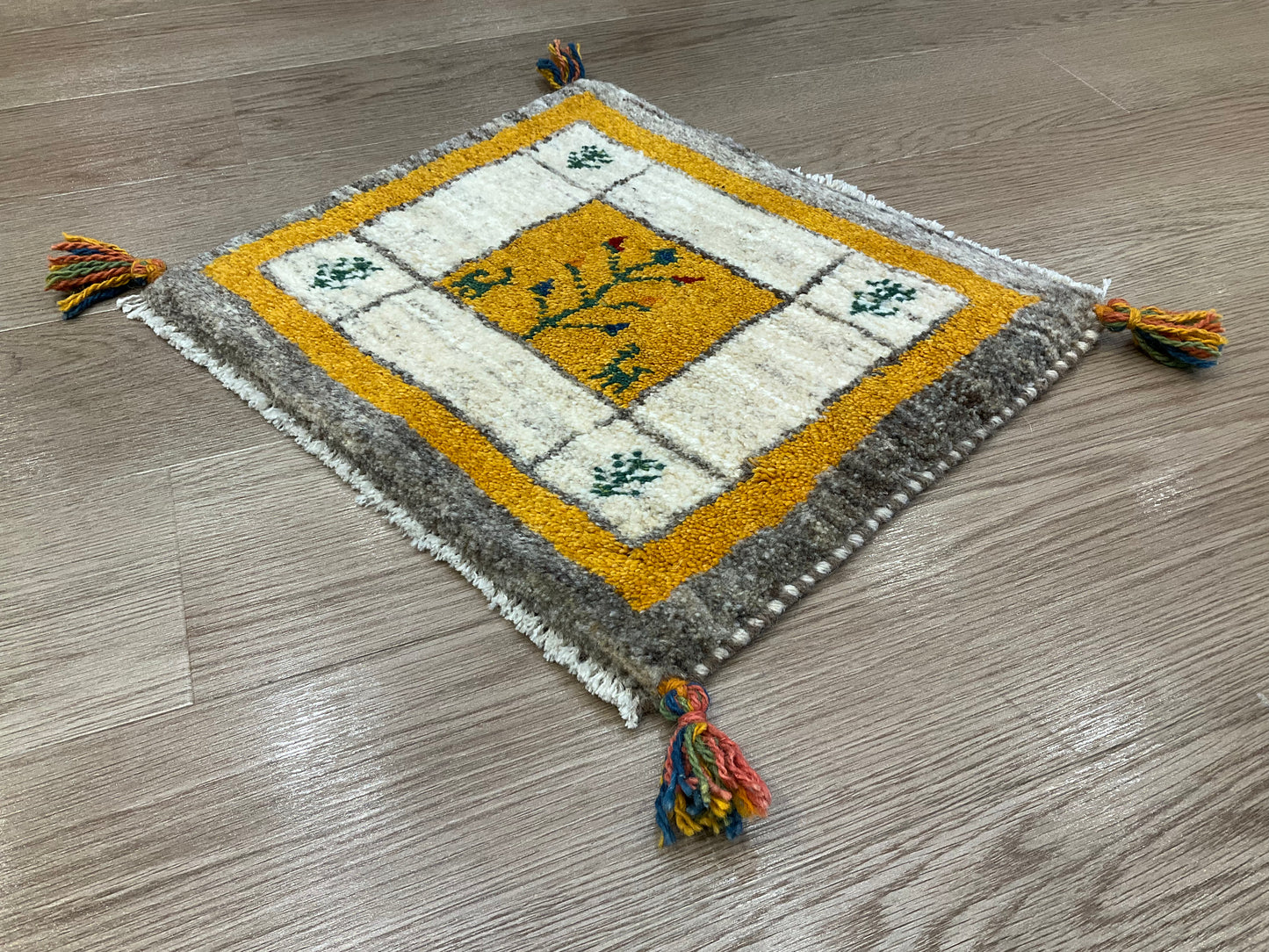 ギャッベ 43cm x 39cm T766