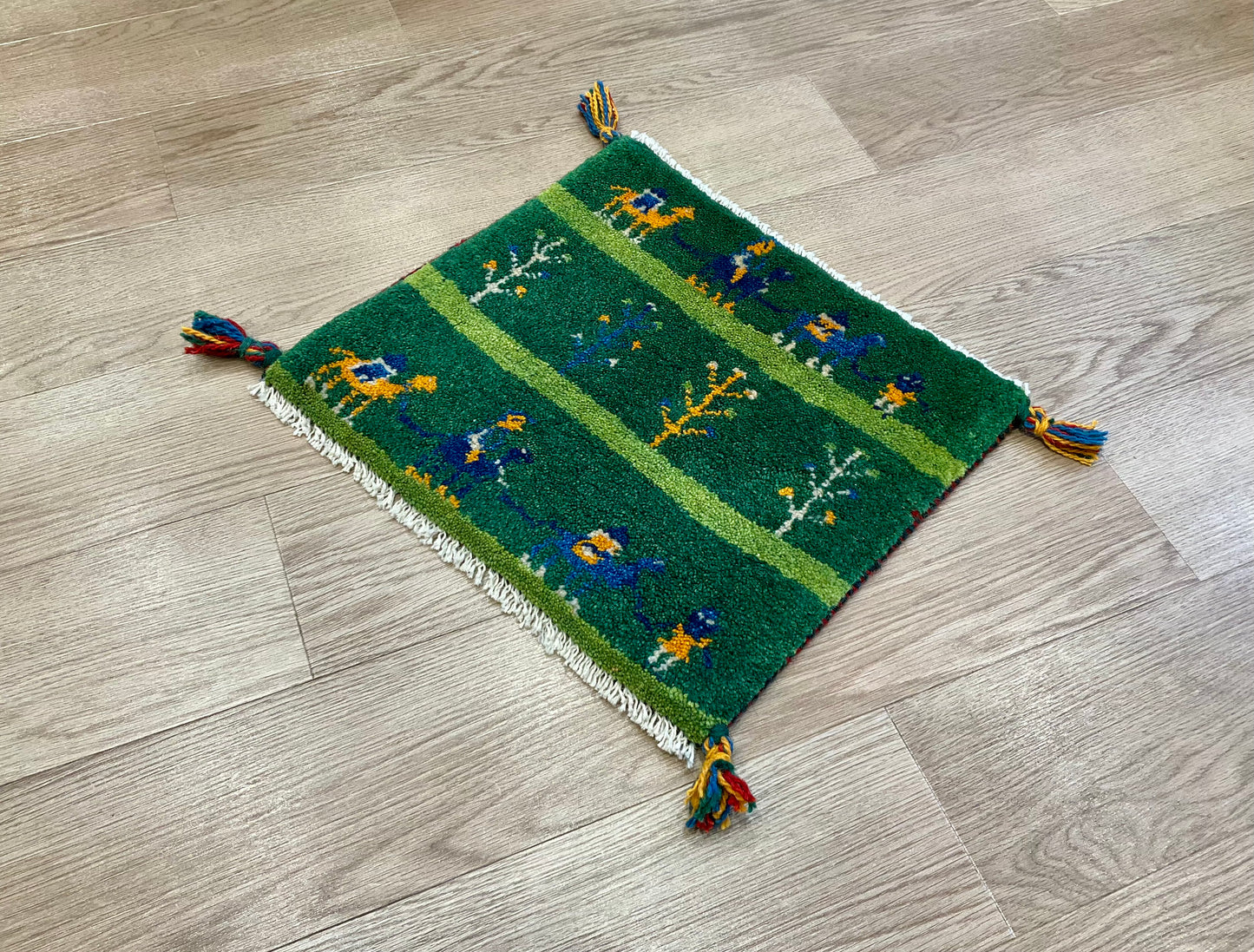 ギャッベ 44cm x 40cm Z1762