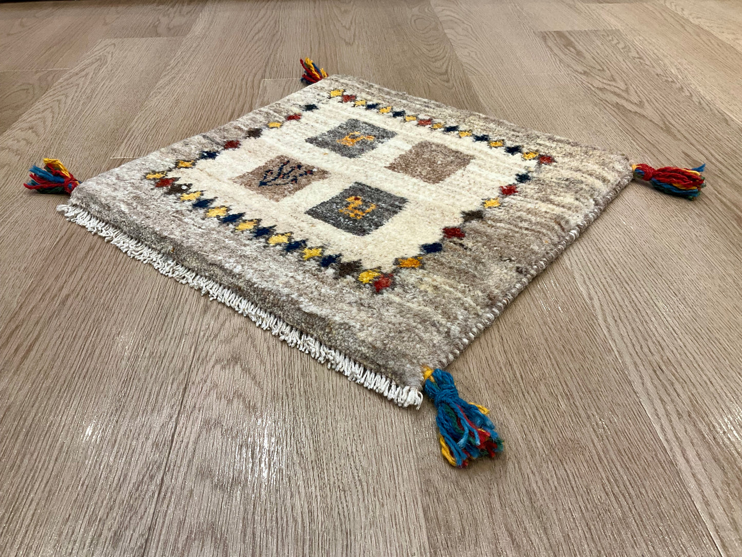 ギャッベ 43cm x 41cm T2044