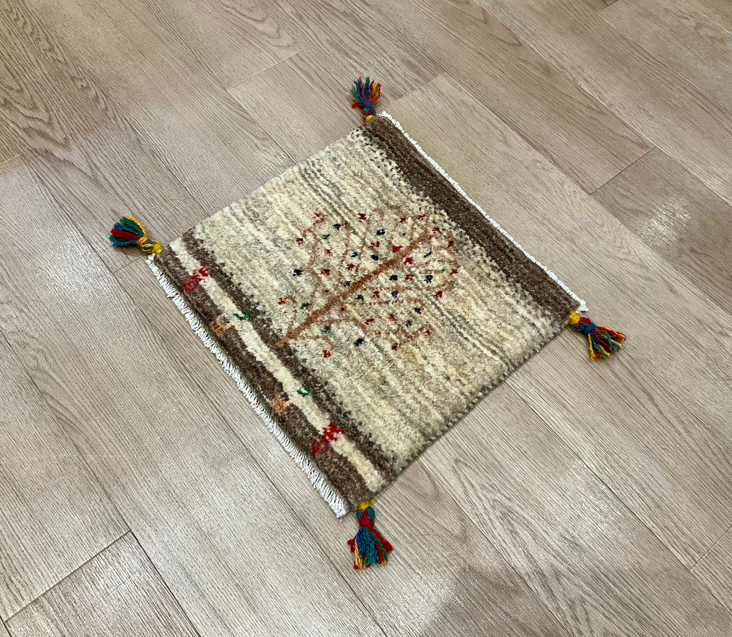 ギャッベ 43cm x 41cm Z1812