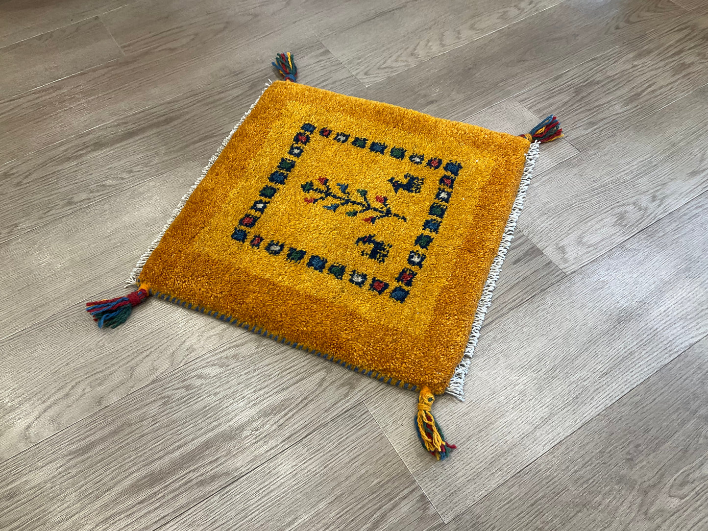 ギャッベ 43cm x 42cm Z713