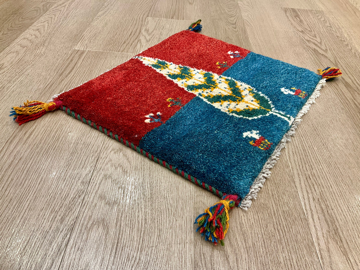 ギャッベ 43cm x 39cm AJ22174