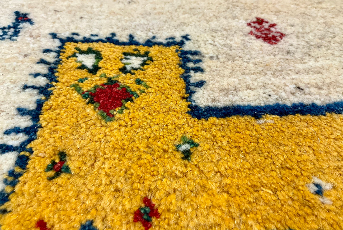 ギャッベ 41cm x 40cm Z1497