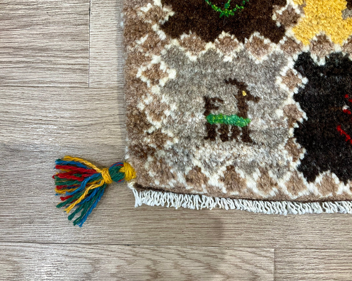 ギャッベ 43cm x 42cm Z1512