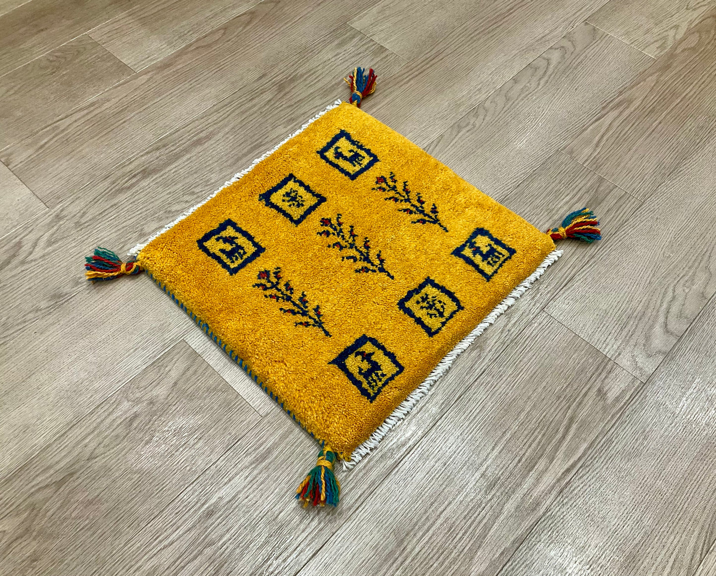 ギャッベ 43cm x 40cm Z2023