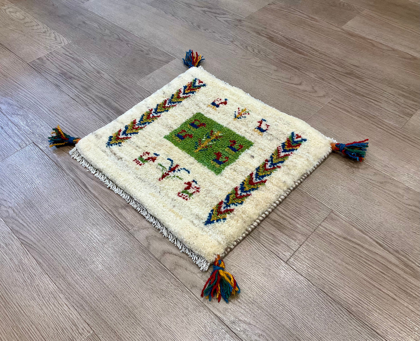 ギャッベ 43cm x 39cm Z1329