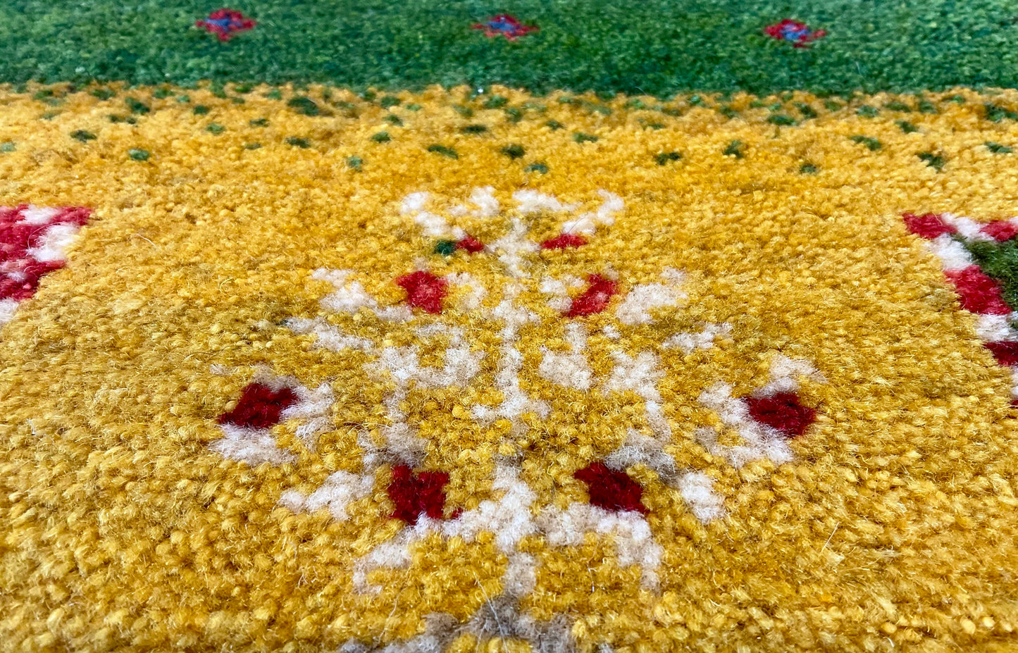 ギャッベ 44cm x 40cm Z1782