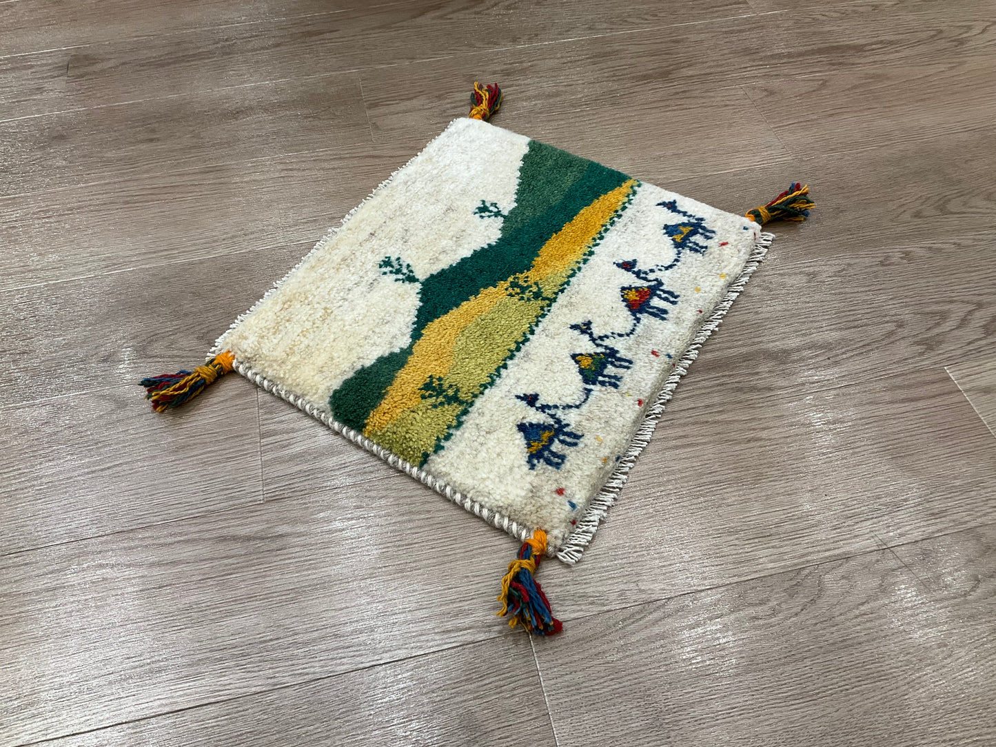 ギャッベ 43cm x 37cm Z1227