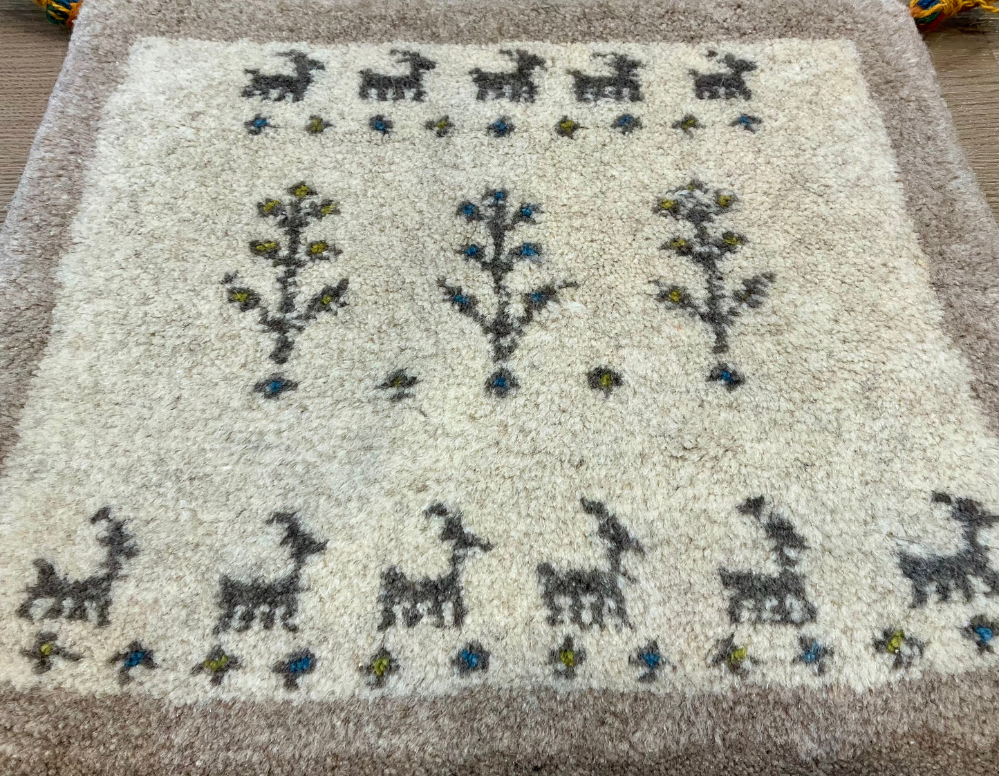 ギャッベ 44cm x 40cm Z1467