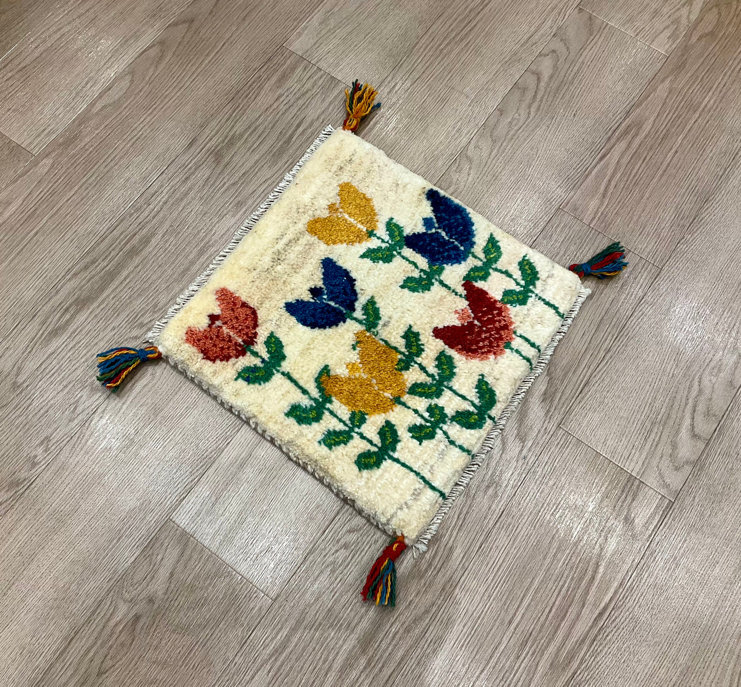 ギャッベ 40cm x 39cm Z1487