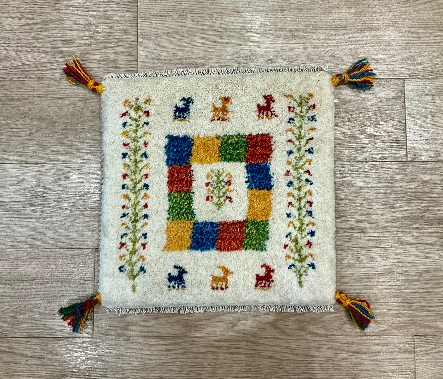 ギャッベ 42cm x 40cm Z1272