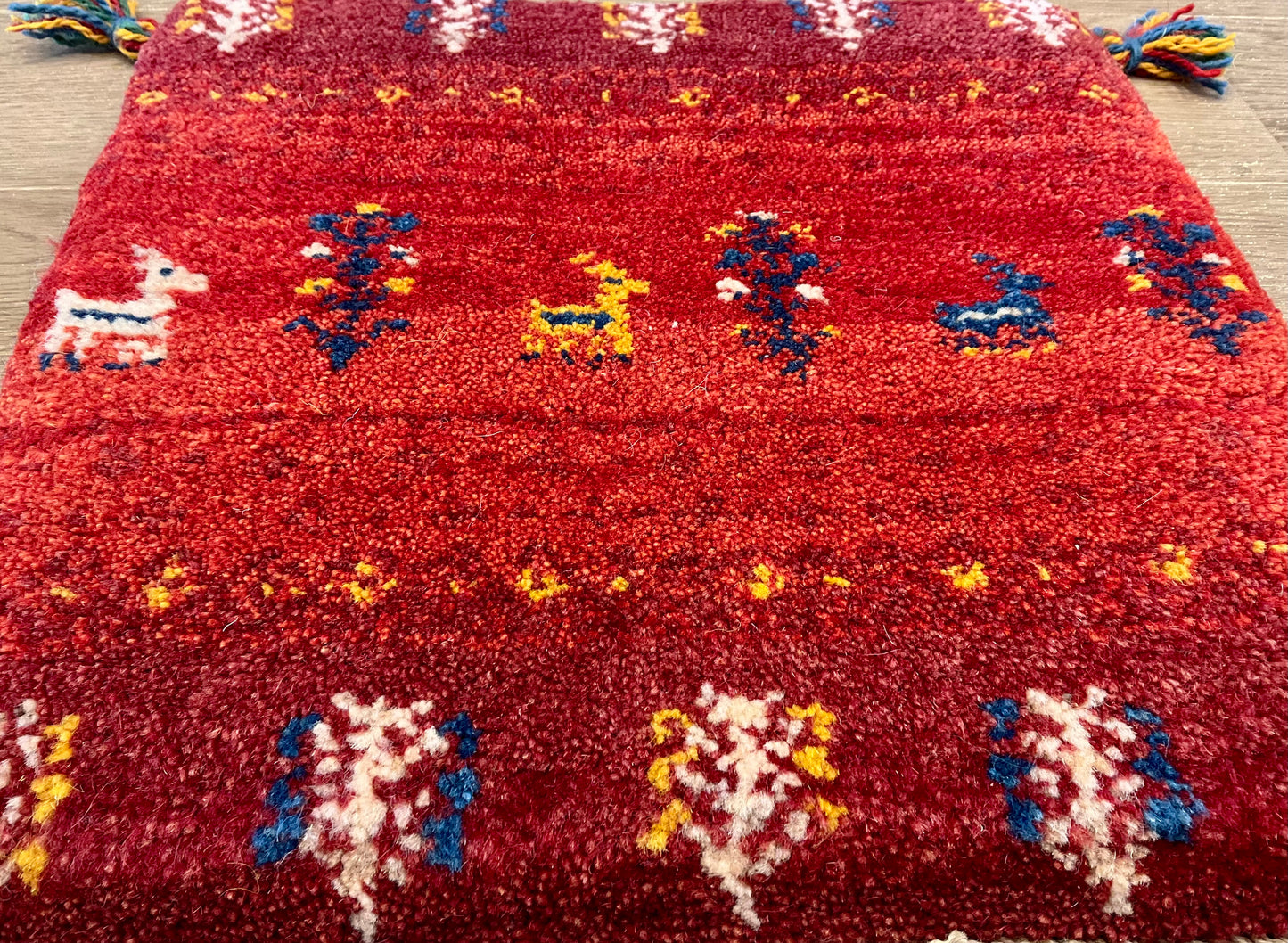 ギャッベ 40cm x 42cm Z2072