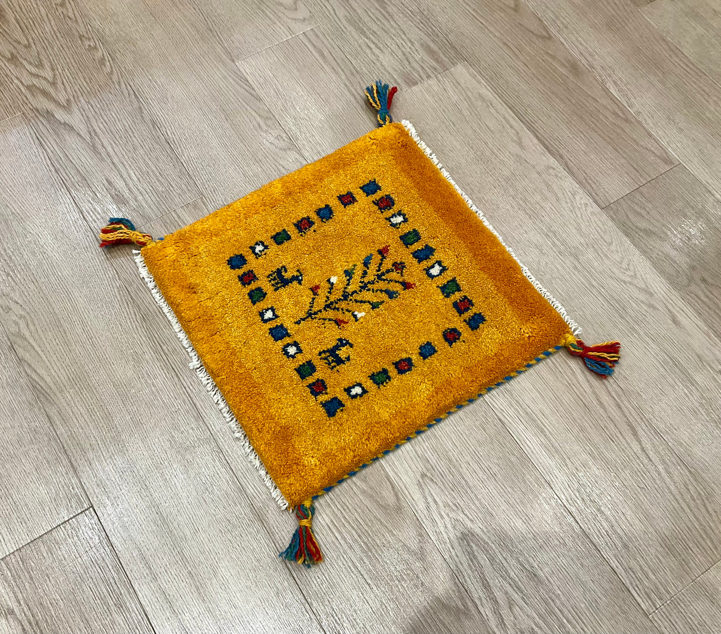 ギャッベ 40cm x 42cm Z2047