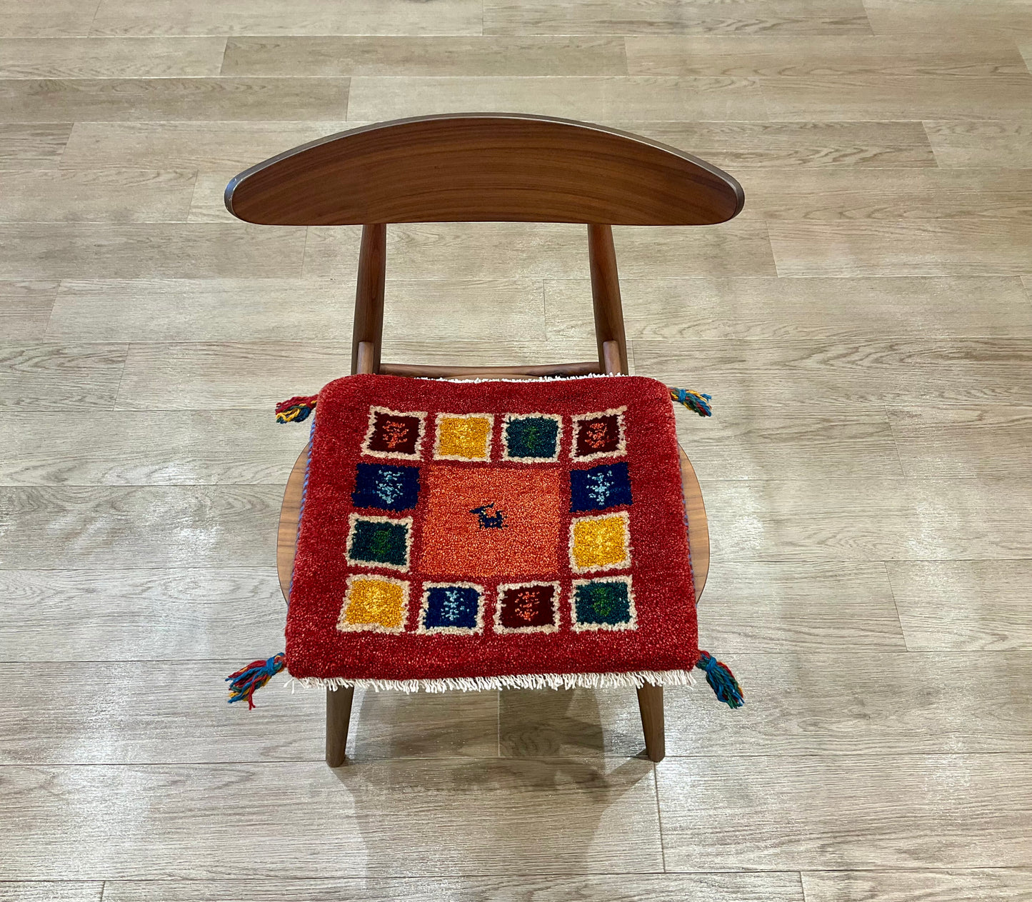 ギャッベ 43cm x 39cm Z596