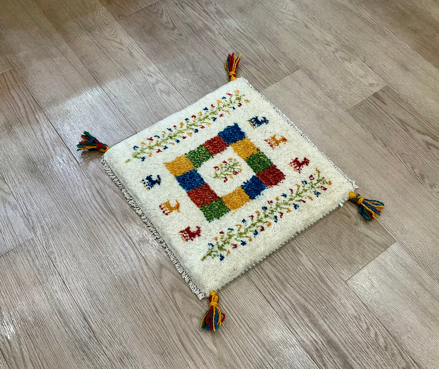 ギャッベ 42cm x 40cm Z1272