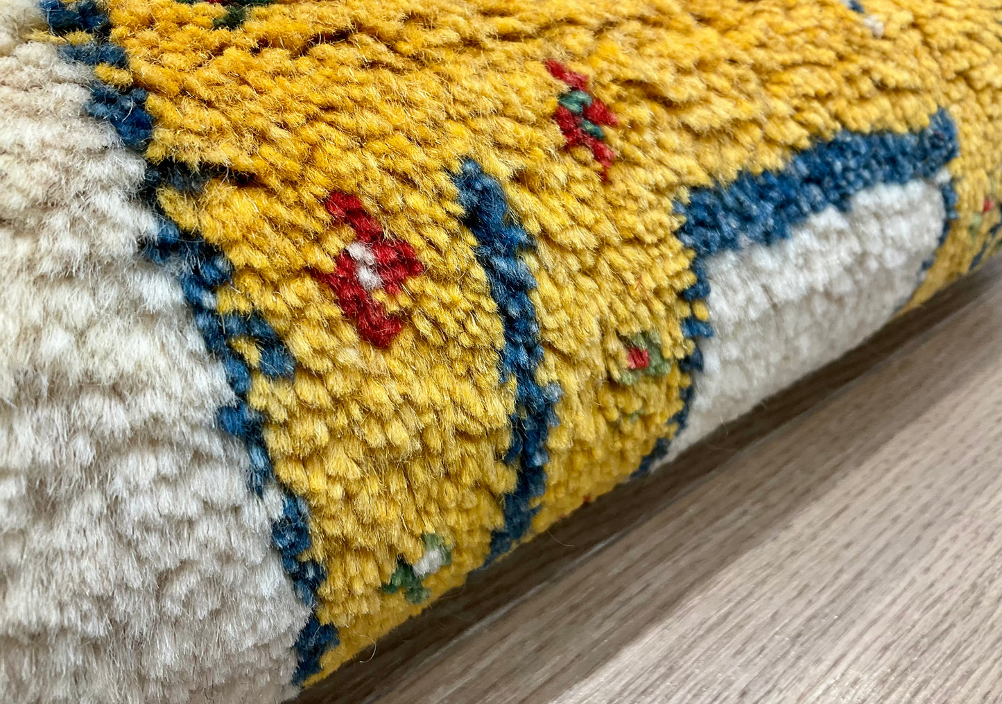 ギャッベ 41cm x 40cm Z1497