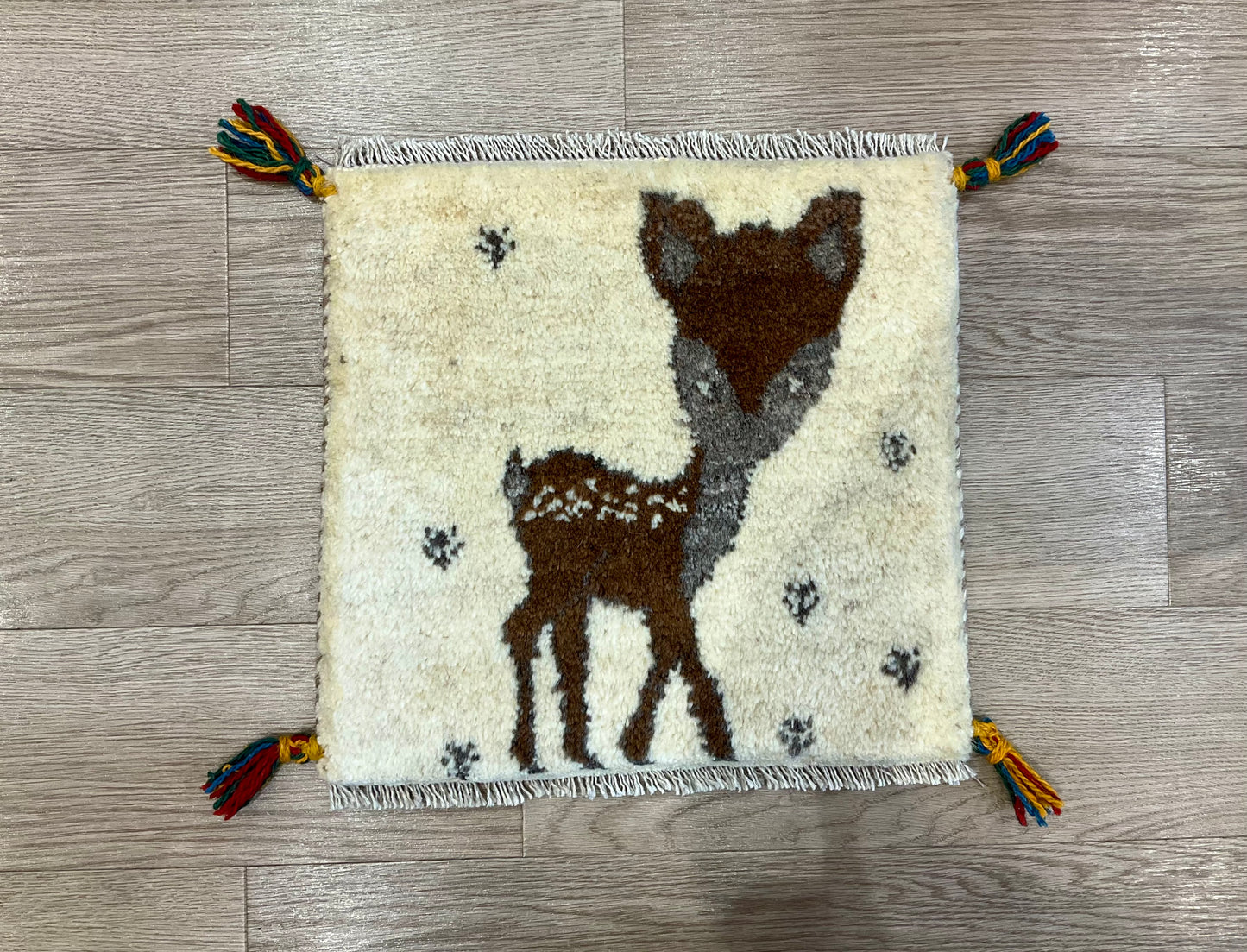 ギャッベ 41cm x 40cm Z1533