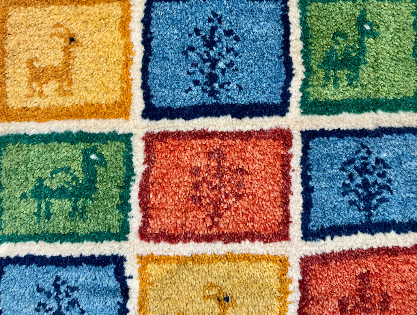 ギャッベ 42cm x 39cm Z1282