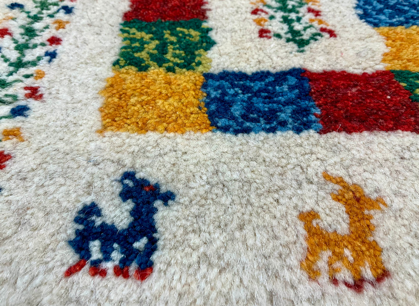 ギャッベ 42cm x 40cm Z1439