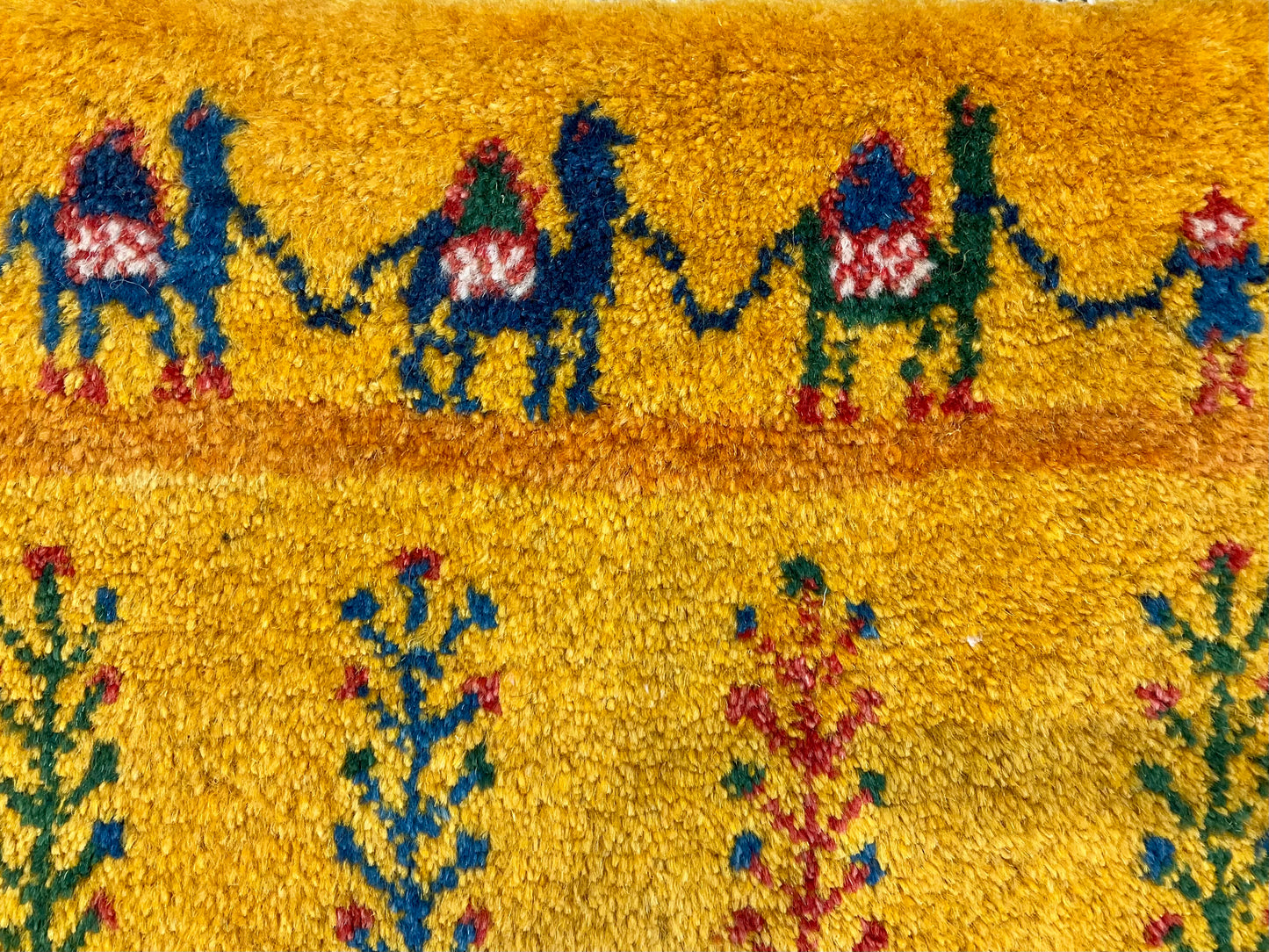 ギャッベ 44cm x 40cm Z1101