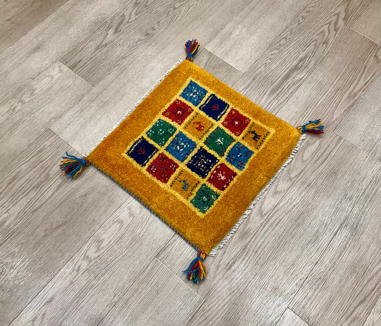 ギャッベ 42cm x 41cm Z1018