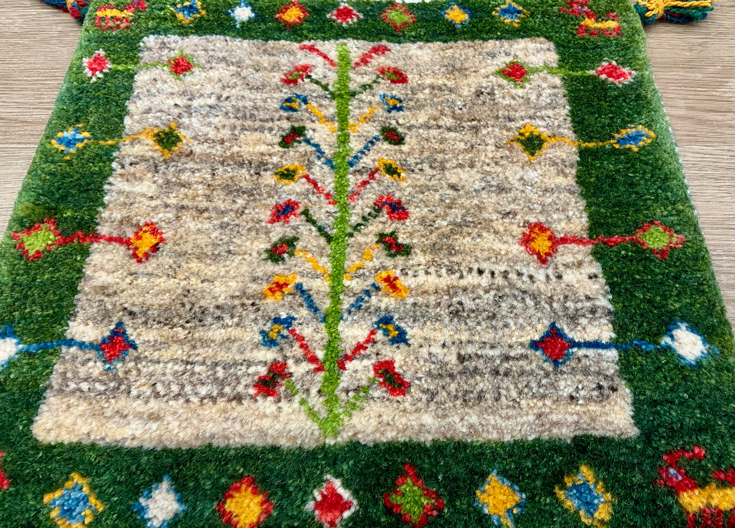 ギャッベ 44cm x 42cm Z1775