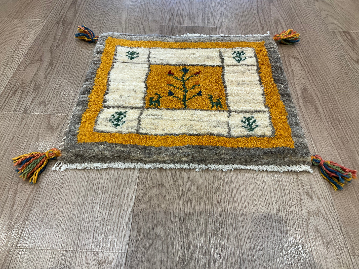 ギャッベ 43cm x 39cm T766