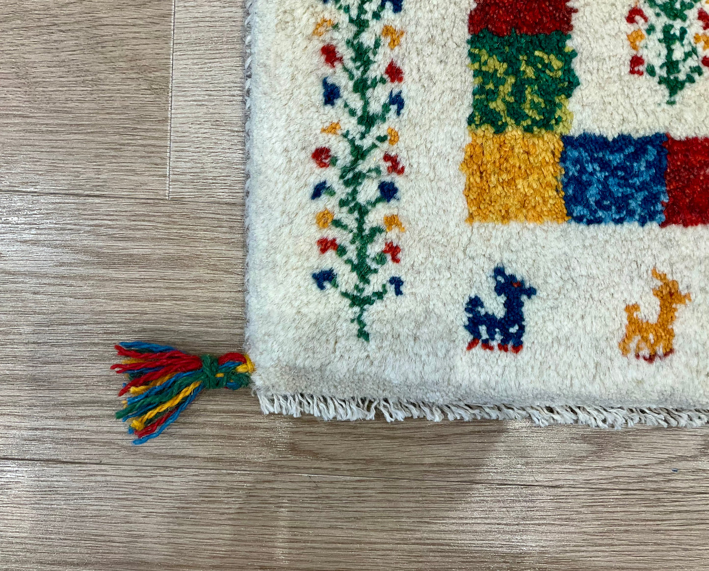 ギャッベ 42cm x 40cm Z1439