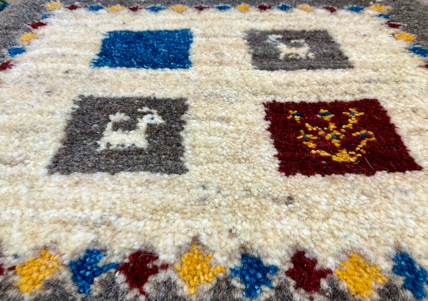 ギャッベ 44cm x 39cm Z1186