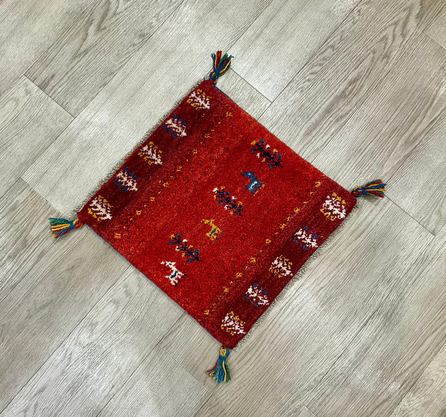 ギャッベ 41cm x 43cm Z2062