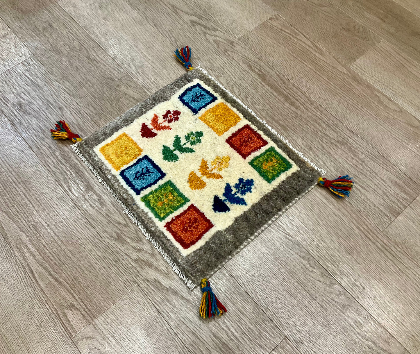 ギャッベ 43cm x 37cm Z1299