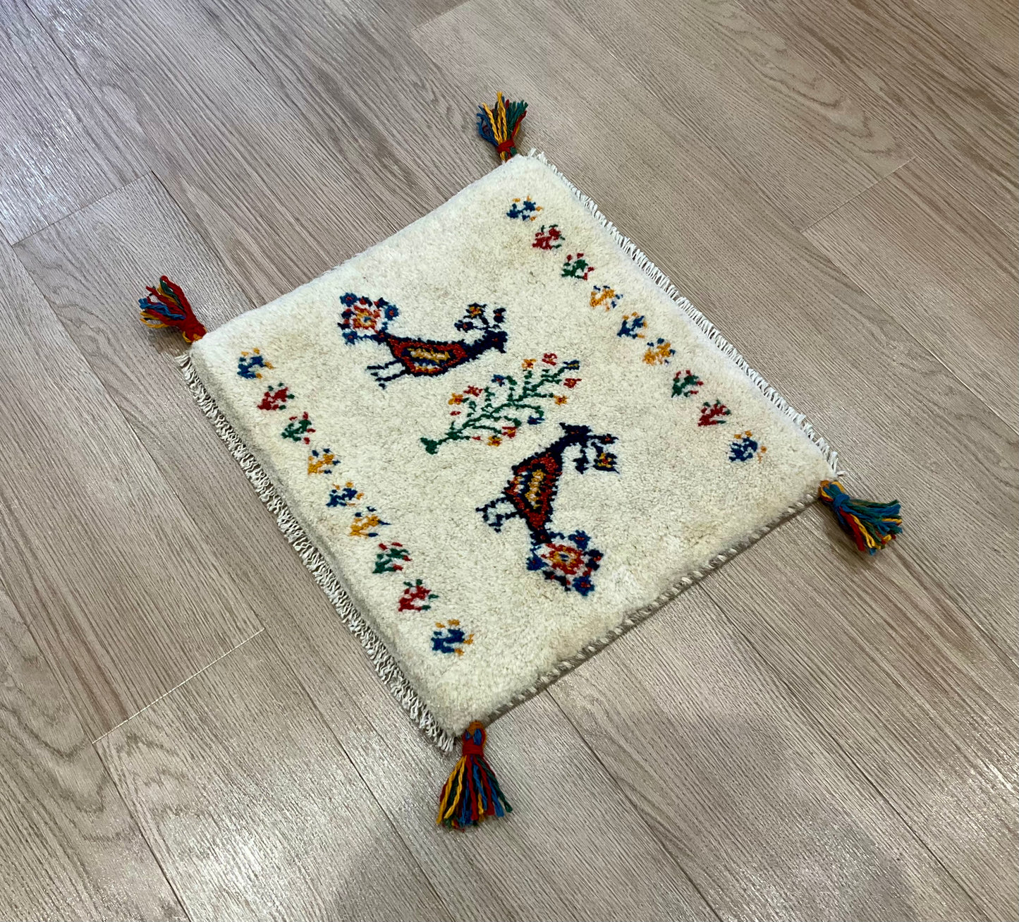 ギャッベ 42cm x 39cm Z1506