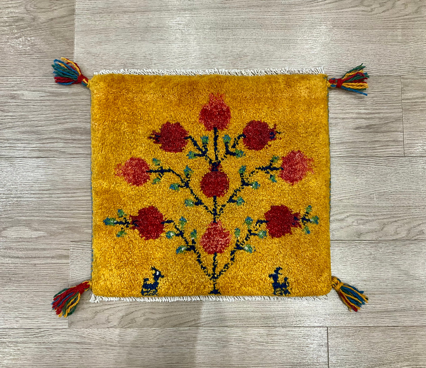 ギャッベ 43cm x 40cm Z1076