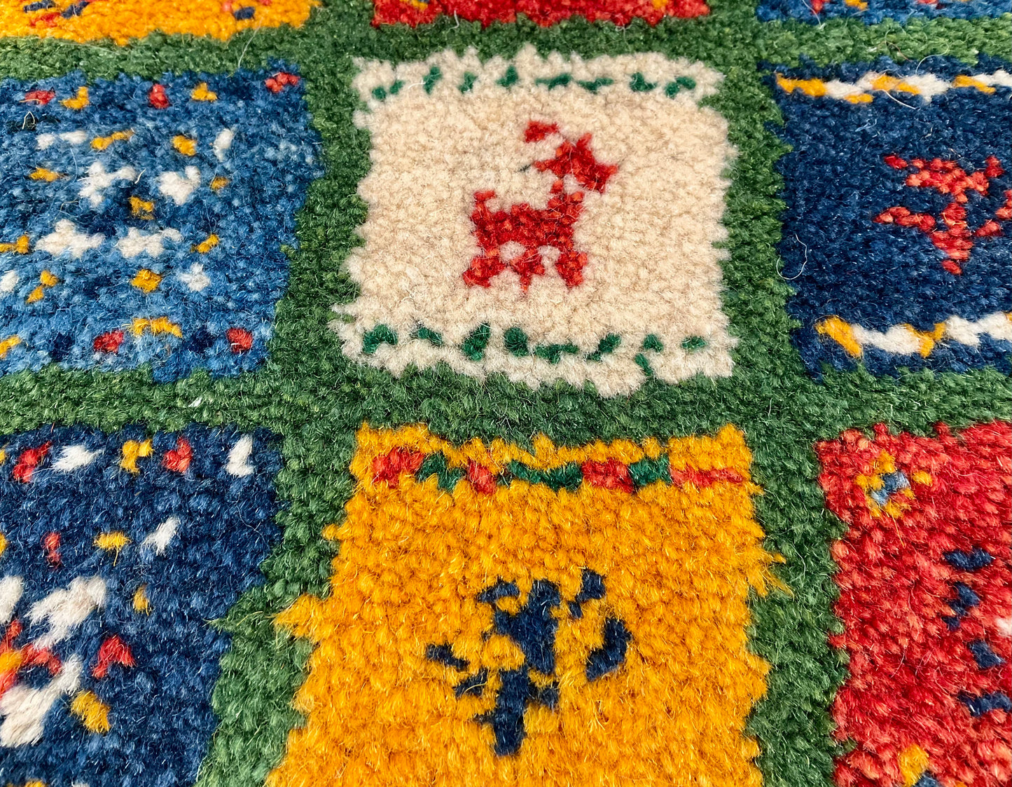 ギャッベ 43cm x 41cm Z1908